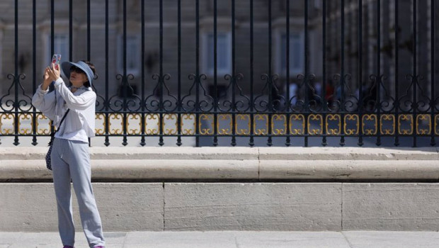 ep archivo   una turista tomando fotografias frente al palacio real de madrid