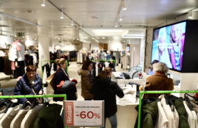 ep archivo   varias personas compran en el centro comercial