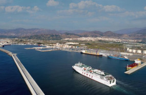 ep barco de armas llegando al puerto de motril