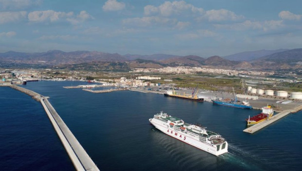 ep barco de armas llegando al puerto de motril