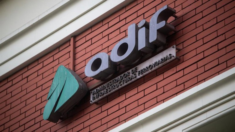 ep cartel de adif en la estacion de fabra i puig de barcelona