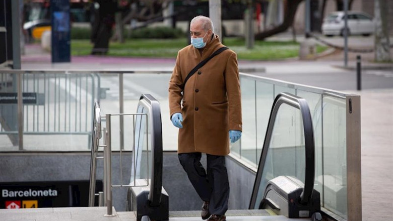 Un hombre protegido con una mascarilla y guantes de látex sale del metro durante el segundo día laborable del estado de alarma por el coronavirus, en Barcelona/Catalunya (España), a 17 de marzo de 2020. | David Zorrakino - Europa Press ep catalunya espana a 17 de marzo de 2020