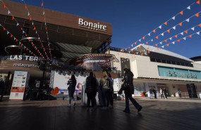 ep clientes y visitantes durante la reapertura de gran parte de las tiendas del centro comercial de
