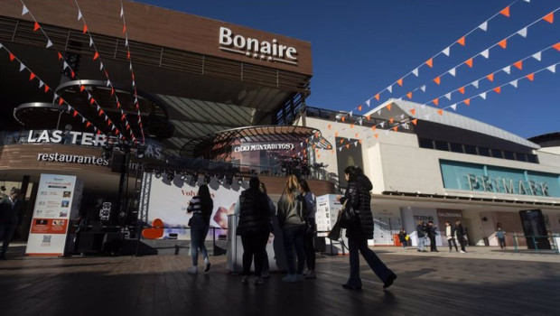 ep clientes y visitantes durante la reapertura de gran parte de las tiendas del centro comercial de