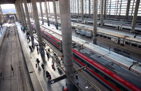 ep decenas de personas en un anden de la estacion de puerta de atocha almudena grandes