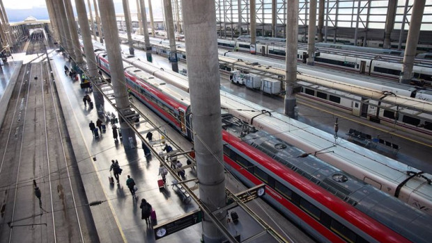 ep decenas de personas en un anden de la estacion de puerta de atocha almudena grandes