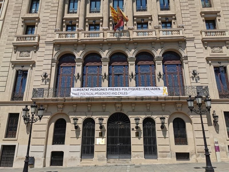 ep el ayuntamiento de lleida vuelve a colgar la pancarta por los presos