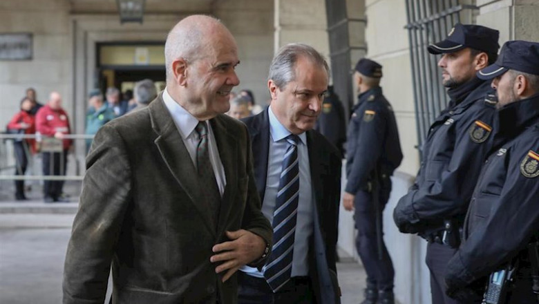 El ex-presidente de la Junta de Andalucía, Manuel Chaves (i), llegando al juicio del caso ERE en la Audiencia Provincial de Sevilla, a 19 de noviembre del 2019. | María José López - Europa Press ep el ex-presidente de la junta de andalucia manuel chaves i llegando al juicio del caso ere en la