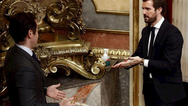 ep el lider del pp pablo casado d y el secretario general del pp teodoro garcia egea i desinfectan