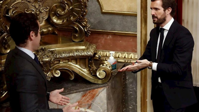 El líder del PP, Pablo Casado (d), y el secretario general del PP, Teodoro García Egea (i), desinfectan sus manos durante el pleno celebrado este jueves en el Congreso de los Diputados para aprobar una nueva prórroga del estado de alarma. | Pool ep el lider del pp pablo casado d y el secretario general del pp teodoro garcia egea i desinfectan