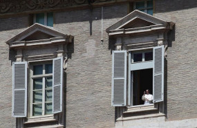 ep el papa francisco desde la ventana del palacio apostolico de la plaza de san pedro en el vaticano