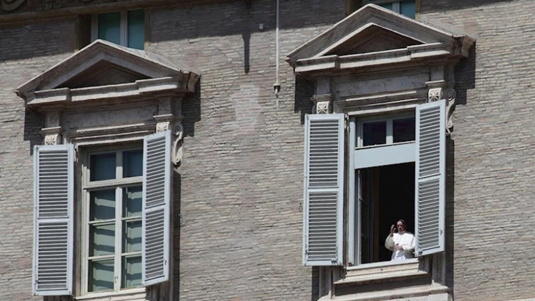 ep el papa francisco desde la ventana del palacio apostolico de la plaza de san pedro en el vaticano ep el papa francisco desde la ventana del palacio apostolico de la plaza de san pedro en el vaticano