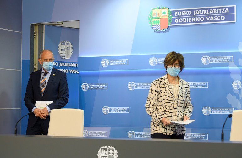 El portavoz del Gobierno Vasco, Josu Erkoreka, junto a la consejera de Salud, Nekane Murga. | Gobierno Vasco ep el portavoz del gobierno vasco josu erkoreka junto a la consejera de salud nekane murga