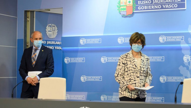 ep el portavoz del gobierno vasco josu erkoreka junto a la consejera de salud nekane murga