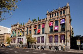 ep fachada de la casa encendida