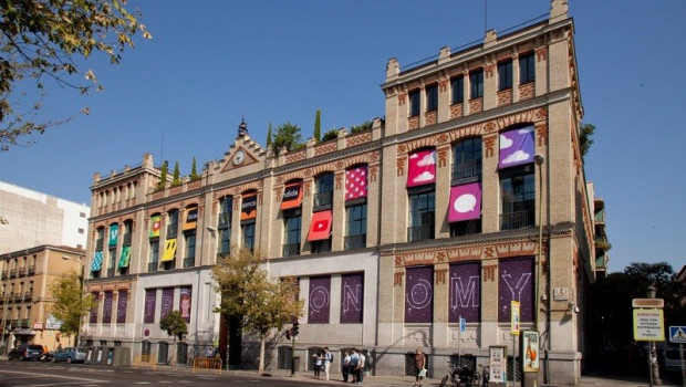 ep fachada de la casa encendida