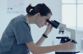 ep investigadora mirando por un microscopio
