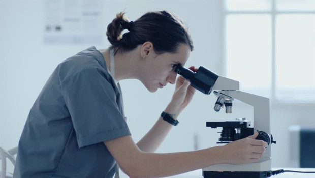 ep investigadora mirando por un microscopio