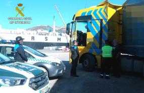 ep la guardia civil detiene al conductor de un vehiculo articulado de 40 toneladas que septuplicaba