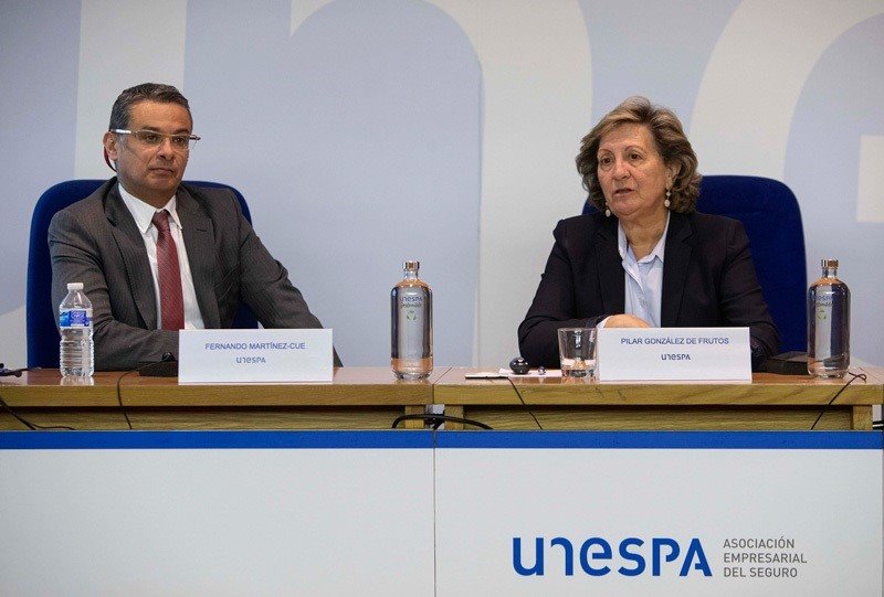 ep la presidenta de unespa pilar gonzalez de frutos y el profesor fernando martinez-cue