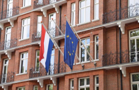 ep las banderas de paises bajos y la union europea en un edificio oficial