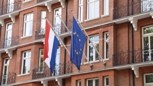 ep las banderas de paises bajos y la union europea en un edificio oficial