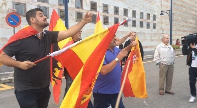 Manifestantes increpando a asistentes al acto de Pablo Iglesias en Santander | EUROPA PRESS ep manifestantes increpandoasistentesactopablo iglesiassantander