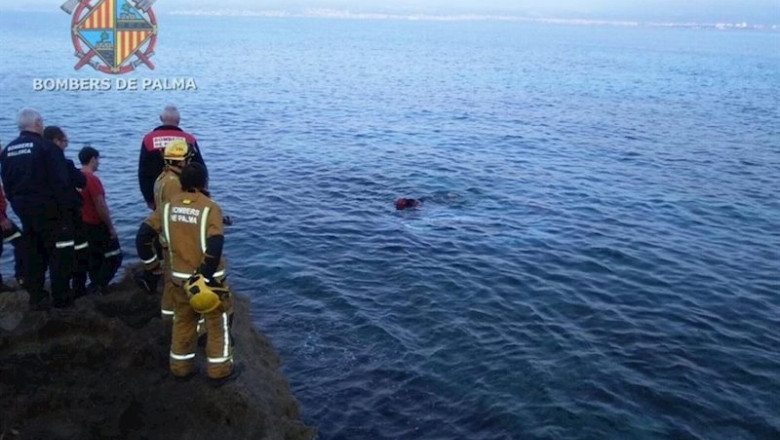 Momento del rescate del coche por los Bomberos de Palma. | BOMBEROS DE PALMA ep momento del rescate del coche por los bomberos de palma