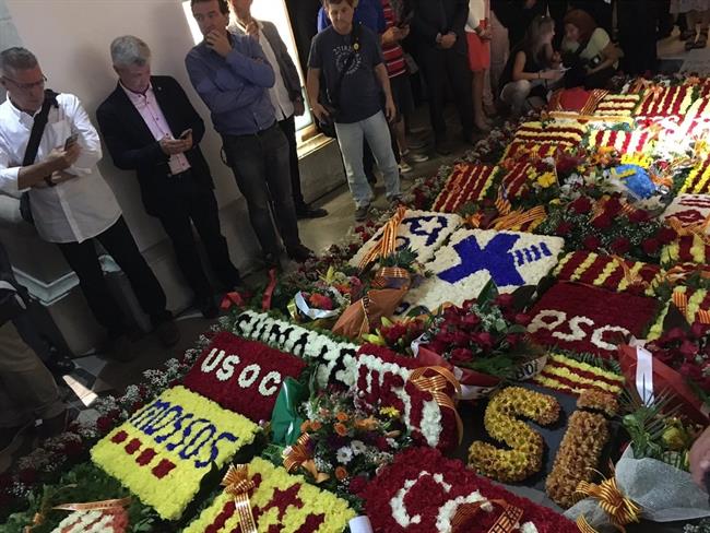 Ofrendas en la tumba de Rafael Casanova en la Diada 2017 | @PDECATSANTBOI ep ofrendasla tumbarafael casanovala diada 2017
