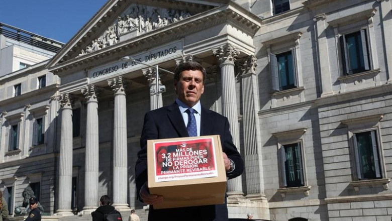 El padre de Diana Quer, Juan Carlos Quer, en las puertas del Congreso de los Diputados, donde entregará más de tres millones de firmas para la no derogación de la Prisión Permanente Revisable (PPR). | Marta Fernández Jara - Europa Press - Archivo ep padrediana quer juan carlos quer enpuertascongresolos diputados donde entregara mastres millones de firmasladerogacionla prision permanente revisable ppr