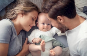 ep pareja con bebe en la cama