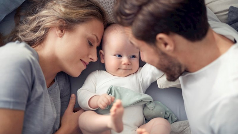 ep pareja con bebe en la cama