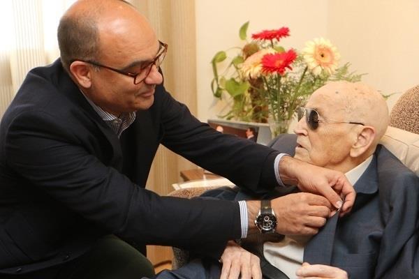 ep rector manuel palomar entregandoinsigniala uabernat capo