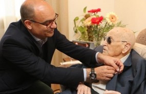 ep rector manuel palomar entregandoinsigniala uabernat capo