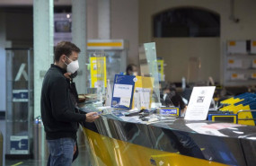 ep un cliente es atendiendo en la oficina de correos de cibeles en madrid espana