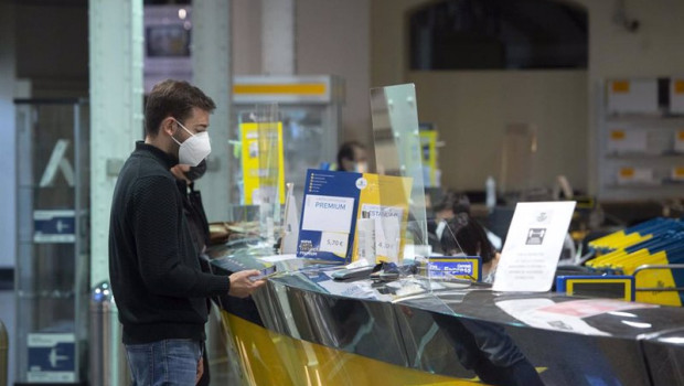 ep un cliente es atendiendo en la oficina de correos de cibeles en madrid espana