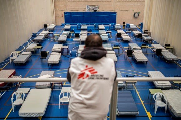 Un miembro de Médicos sin Fronteras frente camas para pacientes con Covid-19 | MSF ep un miembro de medicos sin fronteras frente camas para pacientes con covid-19
