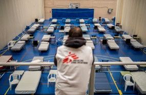 ep un miembro de medicos sin fronteras frente camas para pacientes con covid-19