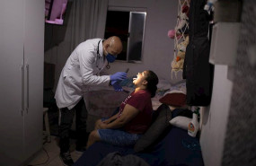 ep un profesional de la salud examina a una mujer en su casa de sao paulo para averiguar si es un