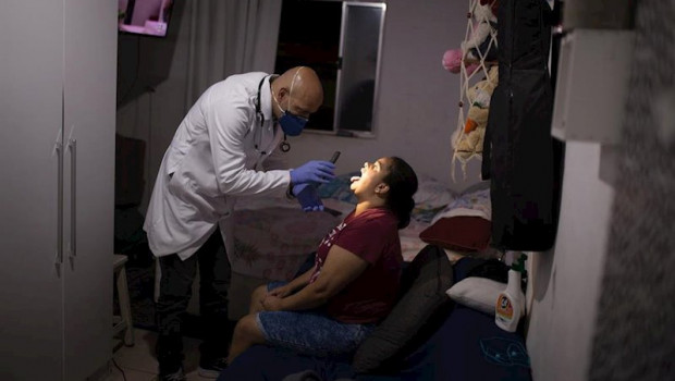 ep un profesional de la salud examina a una mujer en su casa de sao paulo para averiguar si es un