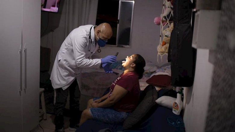 Un profesional de la salud examina a una mujer en su casa de Sao Paulo para averiguar si es un caso más de coronavirus en Brasil | Andre Lucas/dpa ep un profesional de la salud examina a una mujer en su casa de sao paulo para averiguar si es un