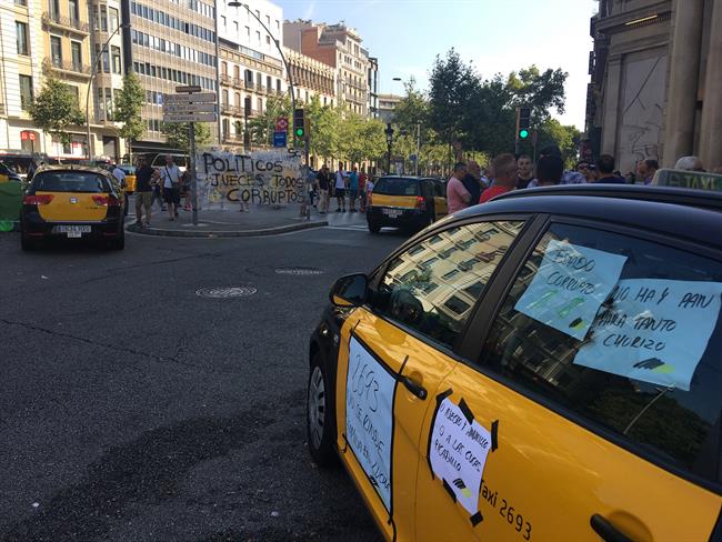 Un taxi ocupa la calle entre el Paseo de Gracia y Gran Via | Europa Press ep un taxi ocupacallepaseograciagran via