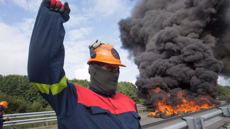 Un trabajador de Alcoa San Cibrao levanta el puño durante una manifestación en la que han cortado la Autopista A6 con la quema de neumáticos, en Outeiro de Rei, Lugo, Galicia (España), a 22 de septiembre de 2020. | Carlos Castro - Europa Press ep un trabajador de alcoa san cibrao levanta el puno durante una manifestacion en la que han cortado