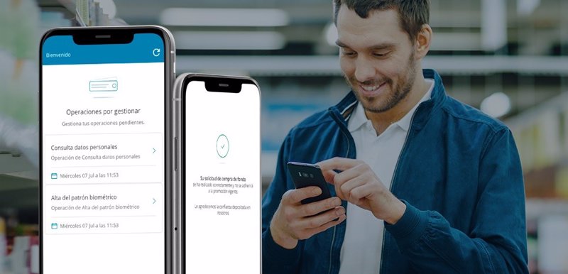 Un usuario utilizando la apliación de CaixaBank | CAIXABANK ep un usuario utilizando la apliacion de caixabank