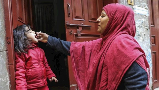 ep una trabajadora sanitaria vacuna a una nina de 4 anos contra la polio en la puerta de su casa en