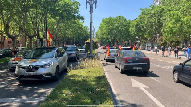 ep vehiculos participantes en la manifestacion convocada por vox en ambos sentidos del paseo de