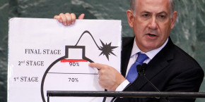le premier ministre israelien benjamin netanyahu montre un graphique pour representer le programme nucleaire iranien au siege de l onu a new york 