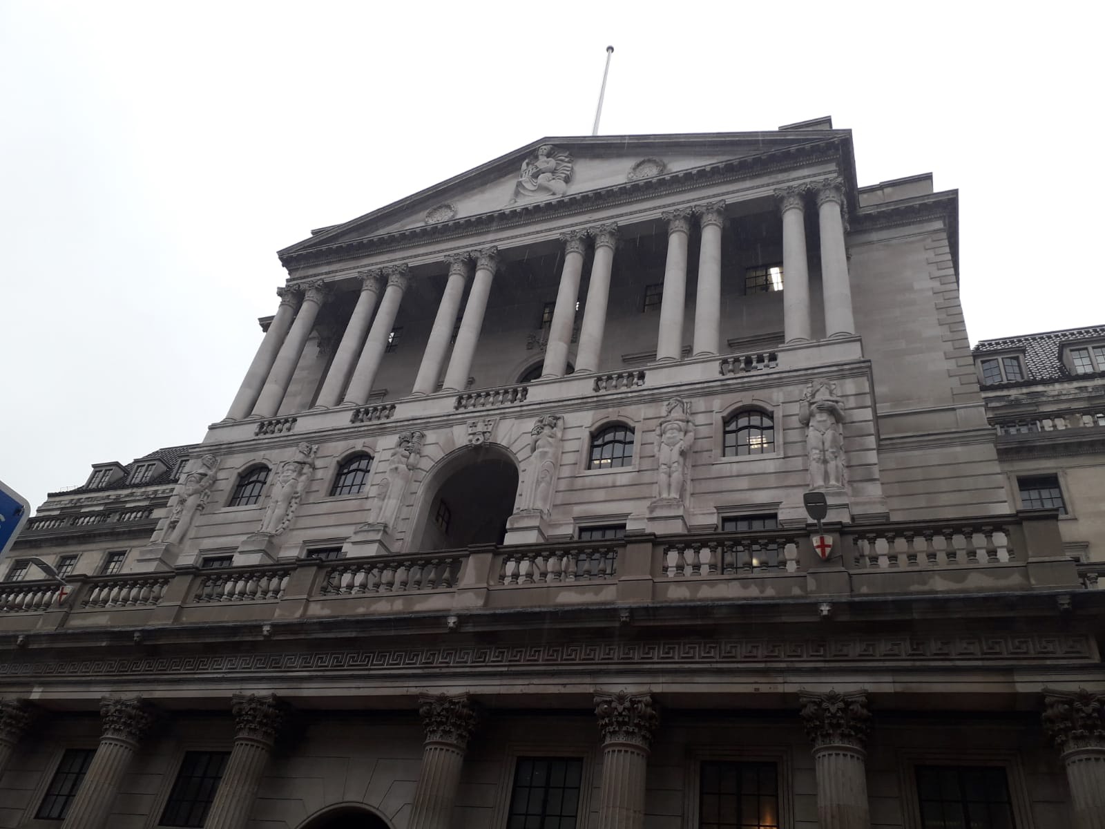 El Banco de Inglaterra mantiene su política y estímulos sin cambios, a la espera del Brexit