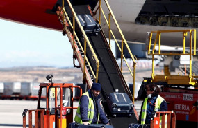 ep aeropuerto de barajas iberia carga de avion aviones personal trabajadores de handling carga de