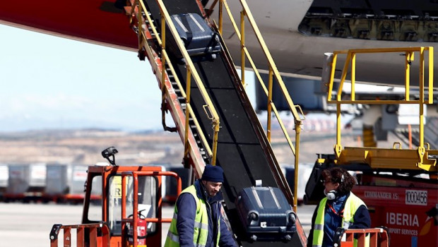 ep aeropuerto de barajas iberia carga de avion aviones personal trabajadores de handling carga de